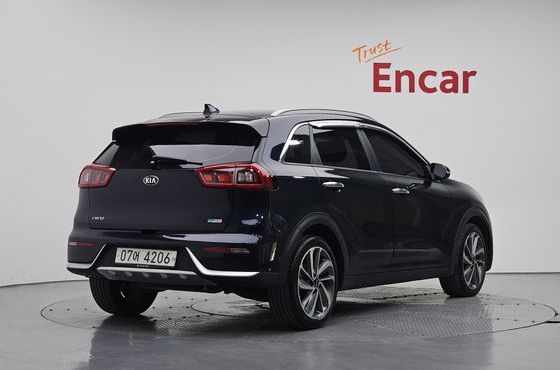 Kia Niro Prestige — пробег 35 863 км — фото 2 из 5