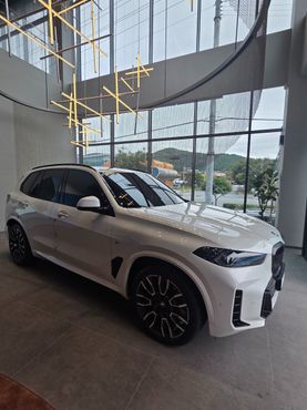 BMW X5 xDrive 50e M Sport — пробег 5 000 км — фото 1 из 5