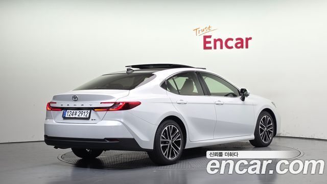 Toyota Camry 2.5 XLE Premium Hybrid — пробег 9 км — фото 2 из 5