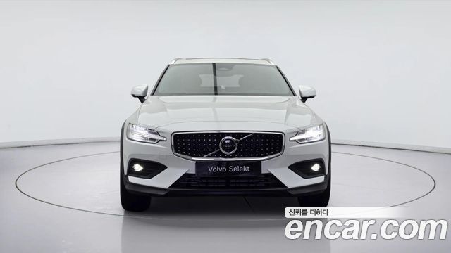 Volvo V60 B5 Ultra AWD — пробег 10 788 км — фото 2 из 5