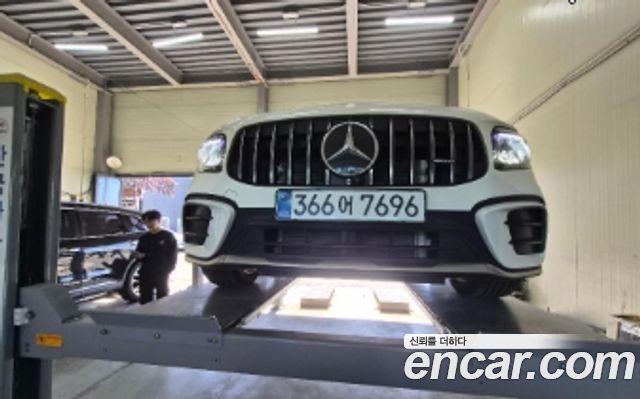 Mercedes-Benz GLB-Class AMG GLB35 4MATIC — пробег 10 579 км — фото 1 из 2
