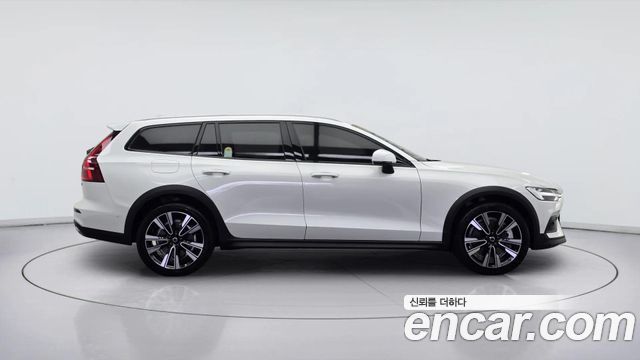 Volvo V60 B5 Ultra AWD — пробег 9 313 км — фото 3 из 5