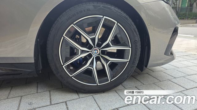 BMW i5 eDrive 40 M Sport — пробег 5 300 км — фото 5 из 5
