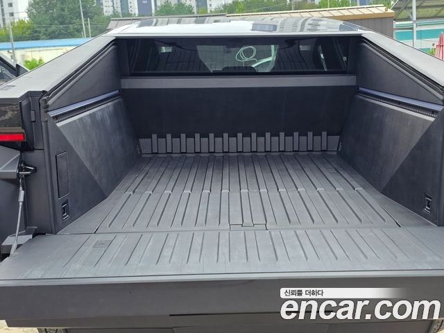 Tesla Cybertruck AWD — пробег 2 250 км — фото 4 из 4