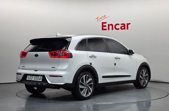 Kia Niro Prestige — пробег 144 974 км — фото 2 из 5