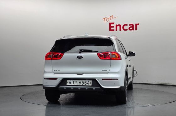 Kia Niro Prestige — пробег 144 974 км — фото 4 из 5