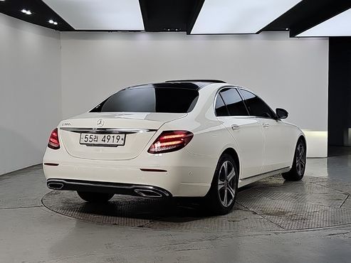 Mercedes-Benz E-Class E220d Avantgarde — пробег 113 365 км — фото 4 из 5