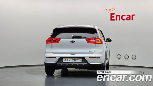 Kia Niro Prestige — пробег 124 357 км — фото 4 из 5