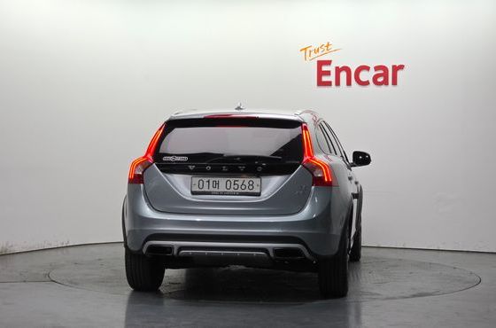 Volvo V60 T5 AWD — пробег 137 965 км — фото 4 из 5