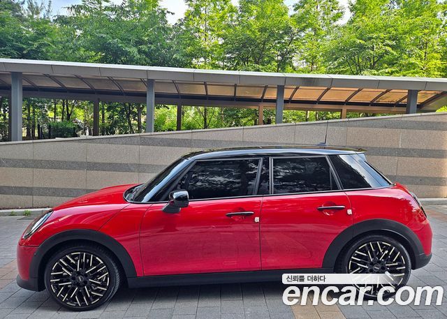 Mini Cooper 5 Door Favoured — пробег 5 470 км — фото 3 из 5