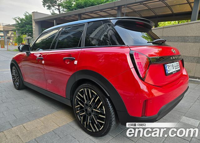 Mini Cooper 5 Door Favoured — пробег 5 470 км — фото 4 из 5