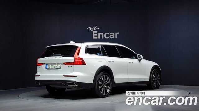 Volvo V60 B5 Pro AWD — пробег 27 057 км — фото 2 из 5