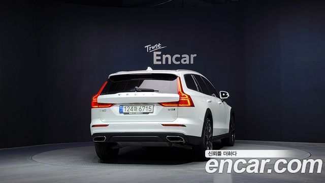 Volvo V60 B5 Pro AWD — пробег 27 057 км — фото 4 из 5