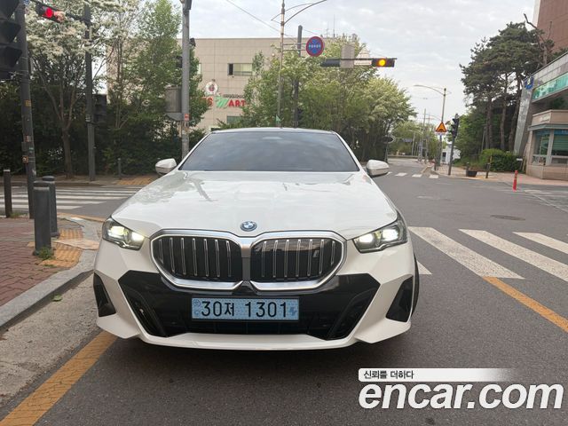 BMW i5 eDrive 40 M Sport — пробег 854 км — фото 1 из 5