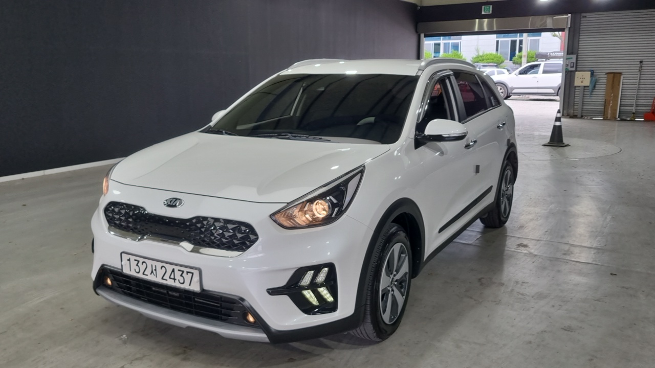 Kia Niro 1.6 HEV Luxury — пробег 123 903 км — фото 1 из 5