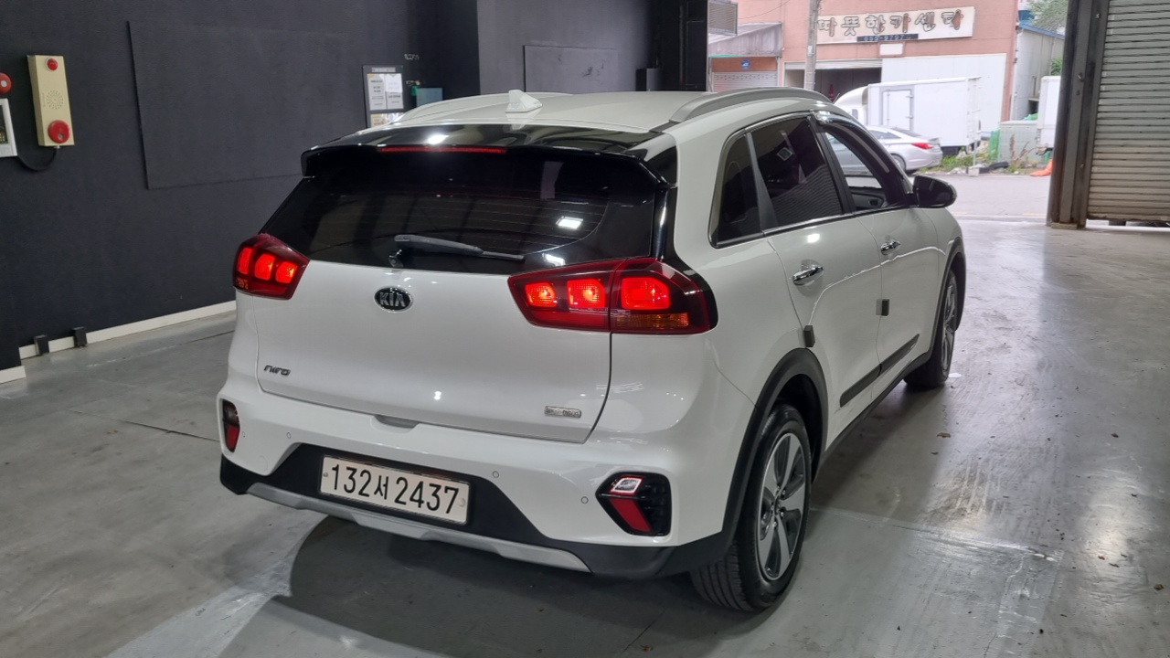 Kia Niro 1.6 HEV Luxury — пробег 123 903 км — фото 2 из 5