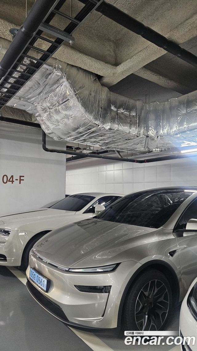 Tesla Model Y L Long Range AWD — пробег 200 км — фото 2 из 5