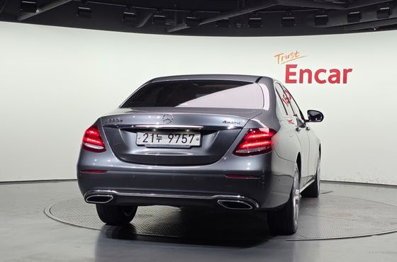 Mercedes-Benz E-Class E220d 4MATIC Avantgarde — пробег 97 671 км — фото 4 из 5