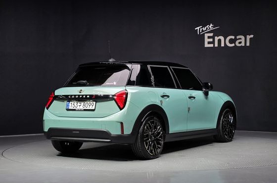 Mini Cooper 5 Door Favoured — пробег 6 486 км — фото 2 из 5