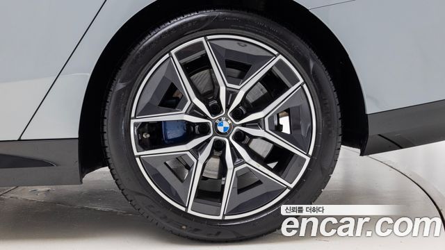 BMW 5-Series 520i M Sport — пробег 4 200 км — фото 5 из 5