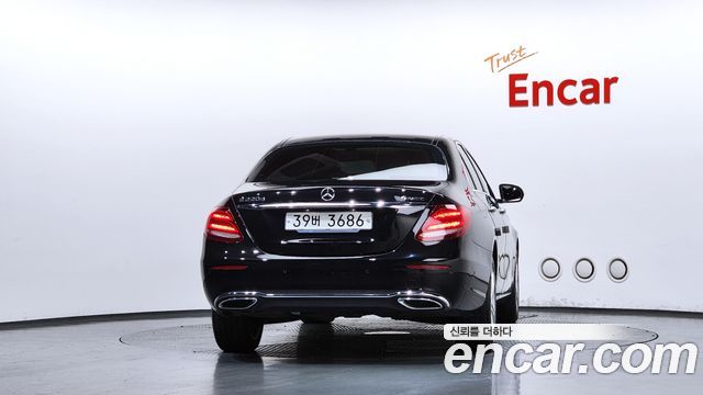 Mercedes-Benz E-Class E220d 4MATIC Avantgarde — пробег 61 201 км — фото 4 из 5
