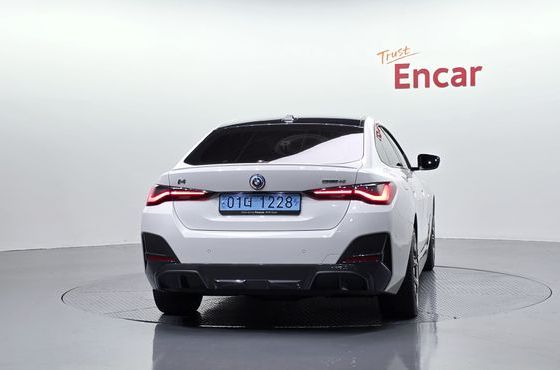 BMW i4 eDrive40 M Sports Pro — пробег 40 210 км — фото 4 из 5