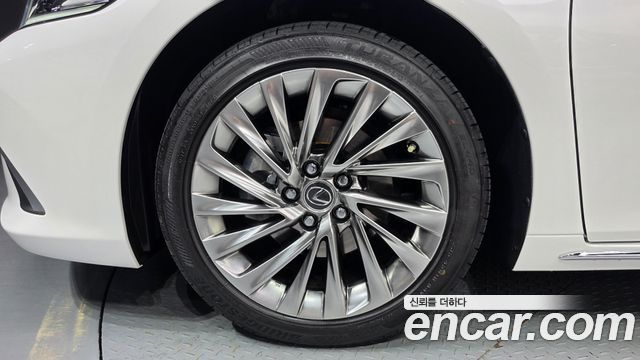 Lexus ES Executive — пробег 8 016 км — фото 5 из 5