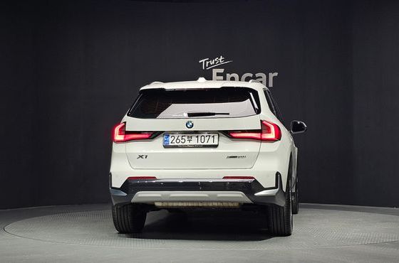 BMW X1 xDrive 20i xLine — пробег 21 867 км — фото 4 из 5