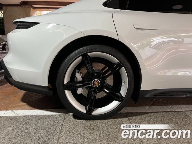 Porsche Taycan GTS — пробег 8 760 км — фото 5 из 5