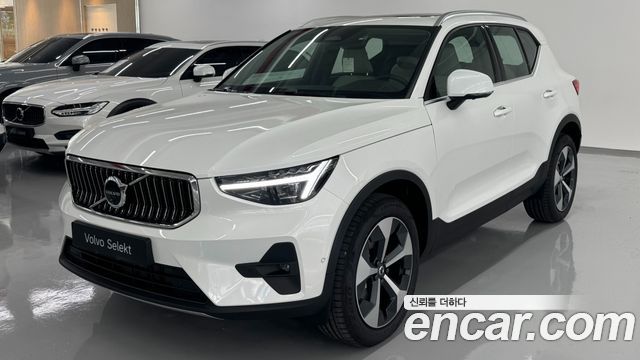 Volvo XC40 B4 Ultra Bright — пробег 710 км — фото 1 из 5