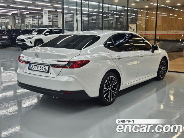 Toyota Camry 2.5 XLE Hybrid — пробег 10 423 км — фото 2 из 5