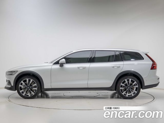 Volvo V60 B5 Ultra AWD — пробег 10 461 км — фото 3 из 5