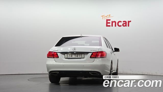 Mercedes-Benz E-Class E220 Bluetec Avantgarde Sport — пробег 138 659 км — фото 4 из 5