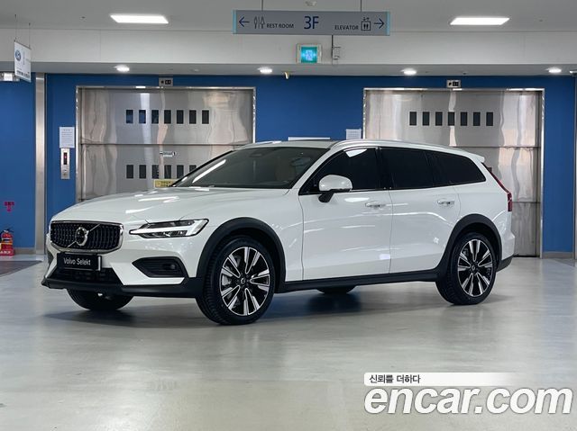 Volvo V60 B5 Ultra AWD — пробег 3 897 км — фото 1 из 5