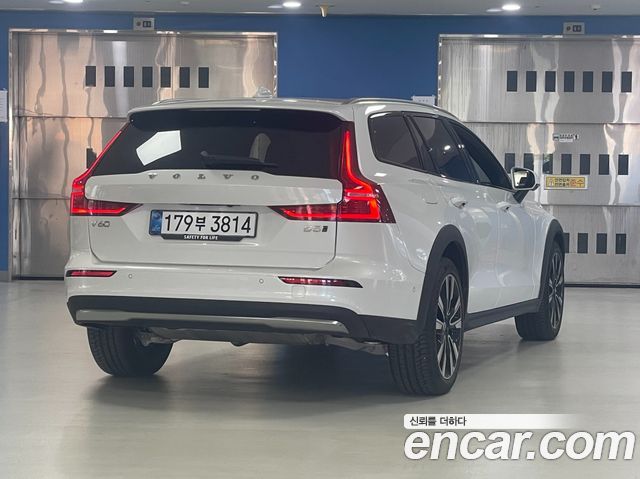 Volvo V60 B5 Ultra AWD — пробег 3 897 км — фото 2 из 5