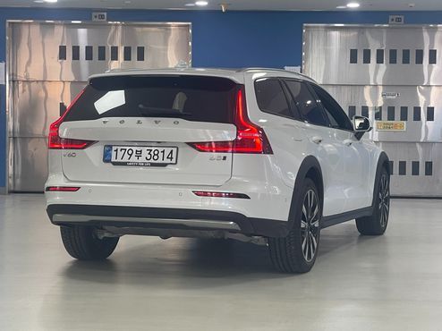 Volvo V60 B5 Ultra AWD — пробег 3 897 км — фото 2 из 5