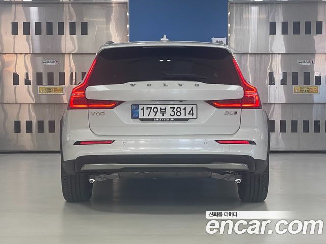 Volvo V60 B5 Ultra AWD — пробег 3 897 км — фото 4 из 5