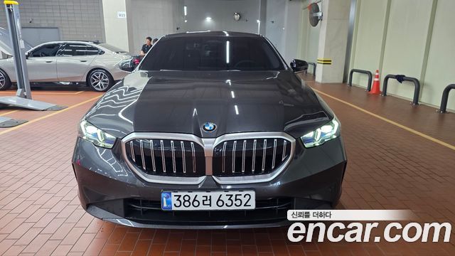 BMW 5-Series 520i — пробег 4 040 км — фото 3 из 5