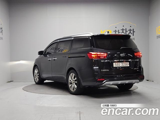 Kia Carnival 7-Seater Limousine VIP — пробег 108 957 км — фото 3 из 5