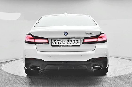 BMW 5-Series 520i M Sport — пробег 32 988 км — фото 2 из 5