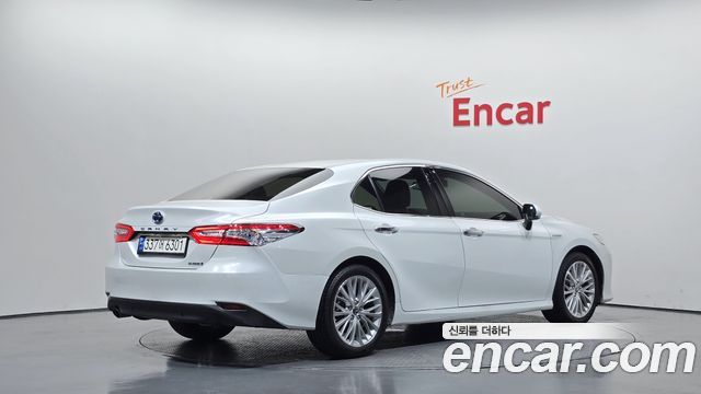Toyota Camry 2.5 XLE Hybrid — пробег 64 056 км — фото 2 из 5