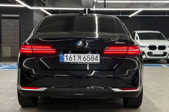BMW 5-Series 520i — пробег 6 015 км — фото 4 из 5