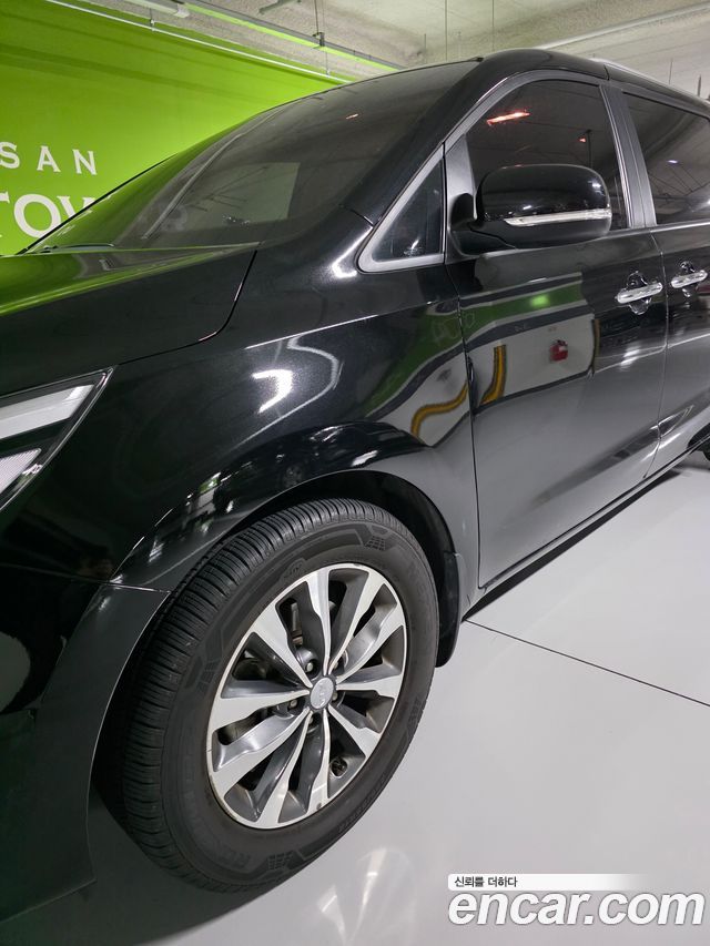 Kia Carnival 9-seater Luxury — пробег 99 000 км — фото 5 из 5