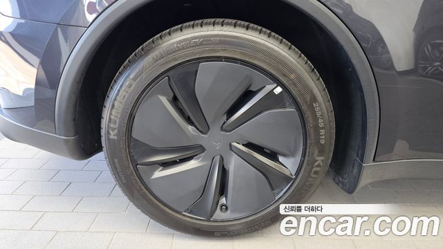 Tesla Model Y Premium RWD — пробег 8 740 км — фото 5 из 5