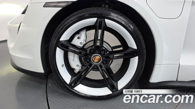 Porsche Taycan 4S — пробег 49 850 км — фото 5 из 5
