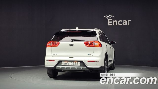 Kia Niro Prestige — пробег 51 447 км — фото 4 из 5