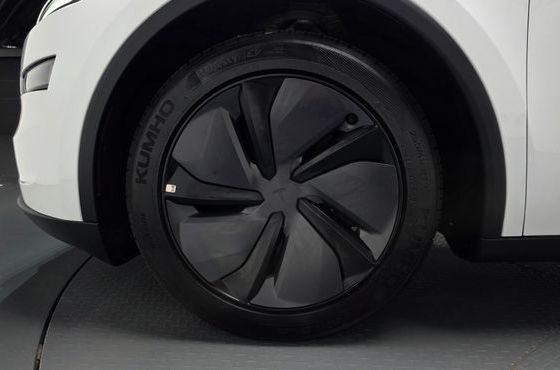 Tesla Model Y RWD — пробег 16 757 км — фото 5 из 5