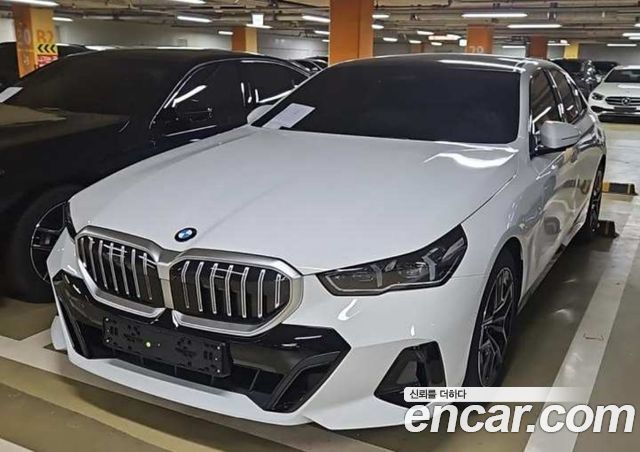 BMW 5-Series 520i M Sport — пробег 1 км — фото 2 из 5