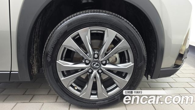 Lexus UX 2.0 F-Sport 2WD — пробег 64 056 км — фото 5 из 5