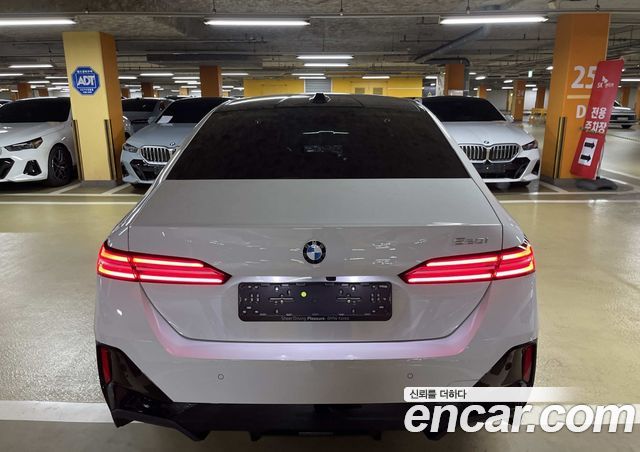 BMW 5-Series 520i — пробег 1 км — фото 3 из 5